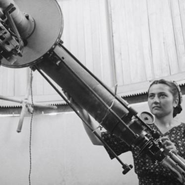 b/w image of early woman astronomer with telescope