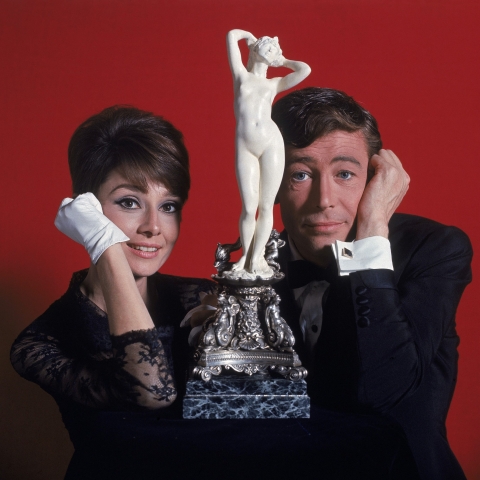 Actors Audrey Hepburn and Peter O-Toole posed next to statue