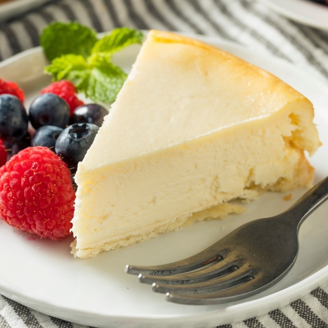 Plain vanilla cheesecake with berry garnish